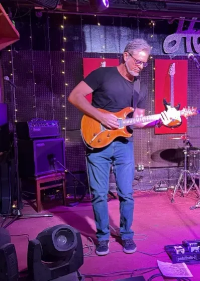 Bob Michaels playing his PRS on stage